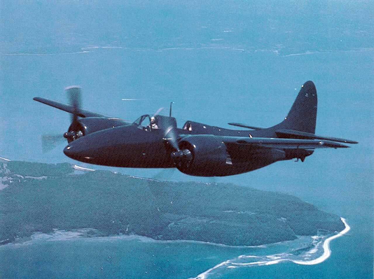 Un chasseur bimoteur Grumman F7F Tigercat en vol