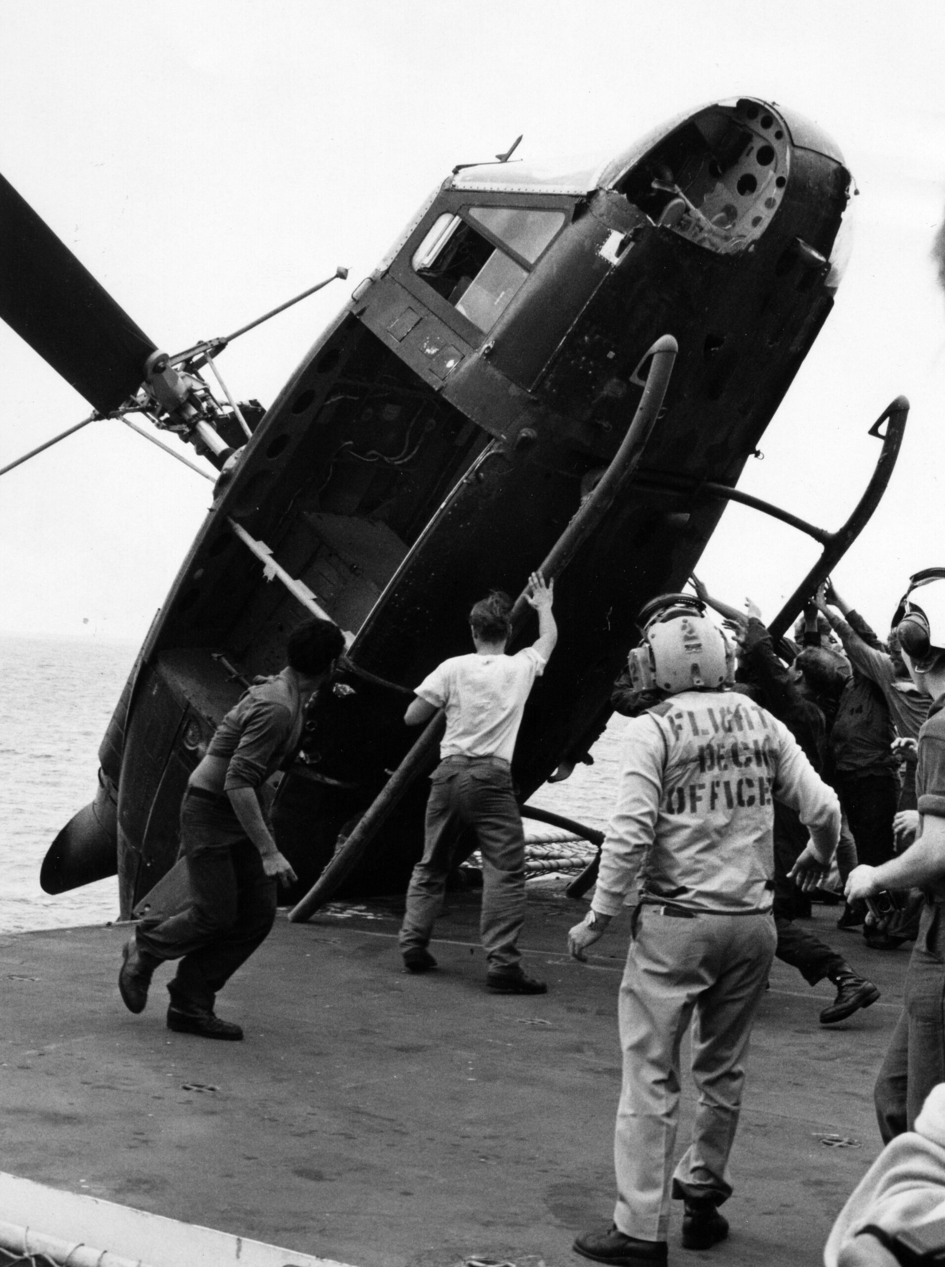 El helicóptero Huey de Vietnam del Sur fue arrojado por la borda del USS Okinawa.