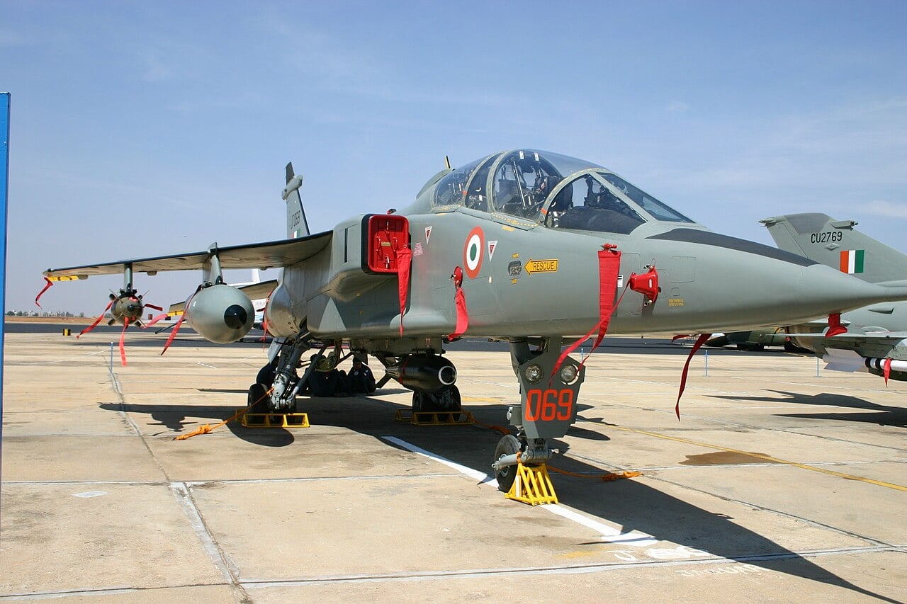 Avión SEPECAT Jaguar de la Fuerza Aérea India en vuelo