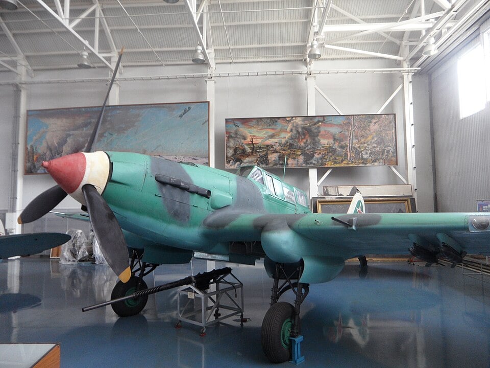 Un Ilyushin Il-2 Sturmovik restauré est exposé dans un musée.