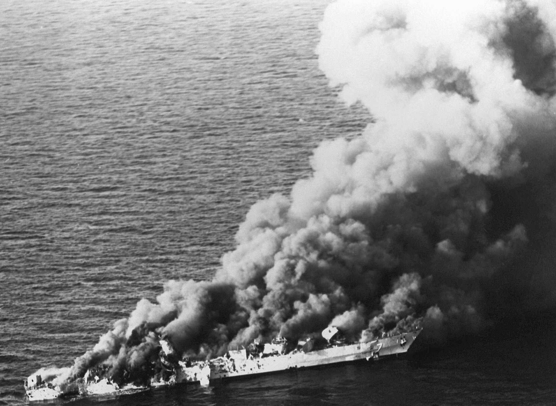Fregata iraniana Sahand in fiamme