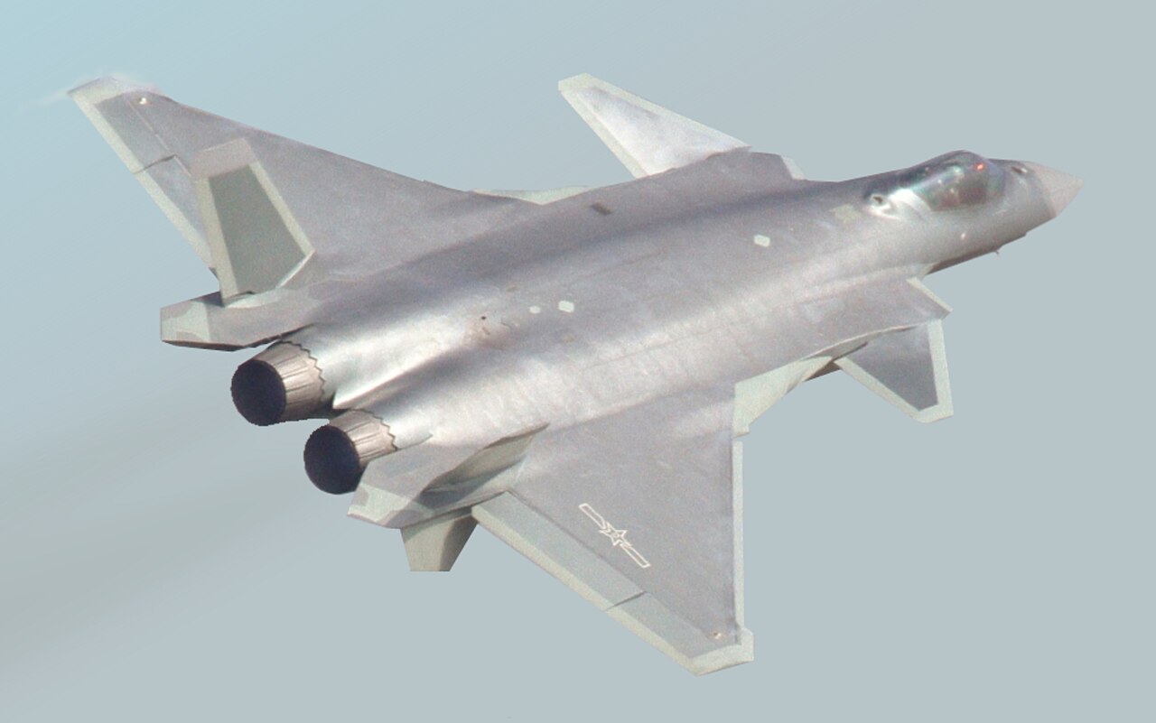 El caza furtivo Chengdu J-20 en vuelo, diseñado para transportar internamente seis misiles PL-16.