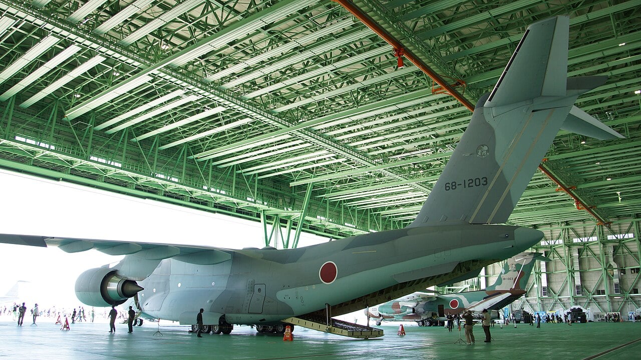 Kawasaki C-2 Transportfahrzeug 68-1203 der japanischen Luftselbstverteidigungsstreitkräfte, Rückansicht
