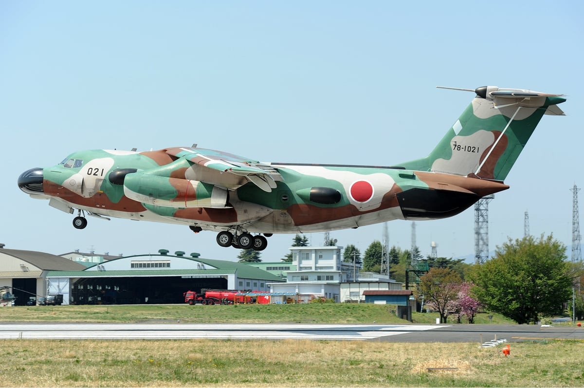 Elektronisches Kampfführungsflugzeug vom Typ Kawasaki EC-1 der japanischen Luftselbstverteidigungsstreitkräfte
