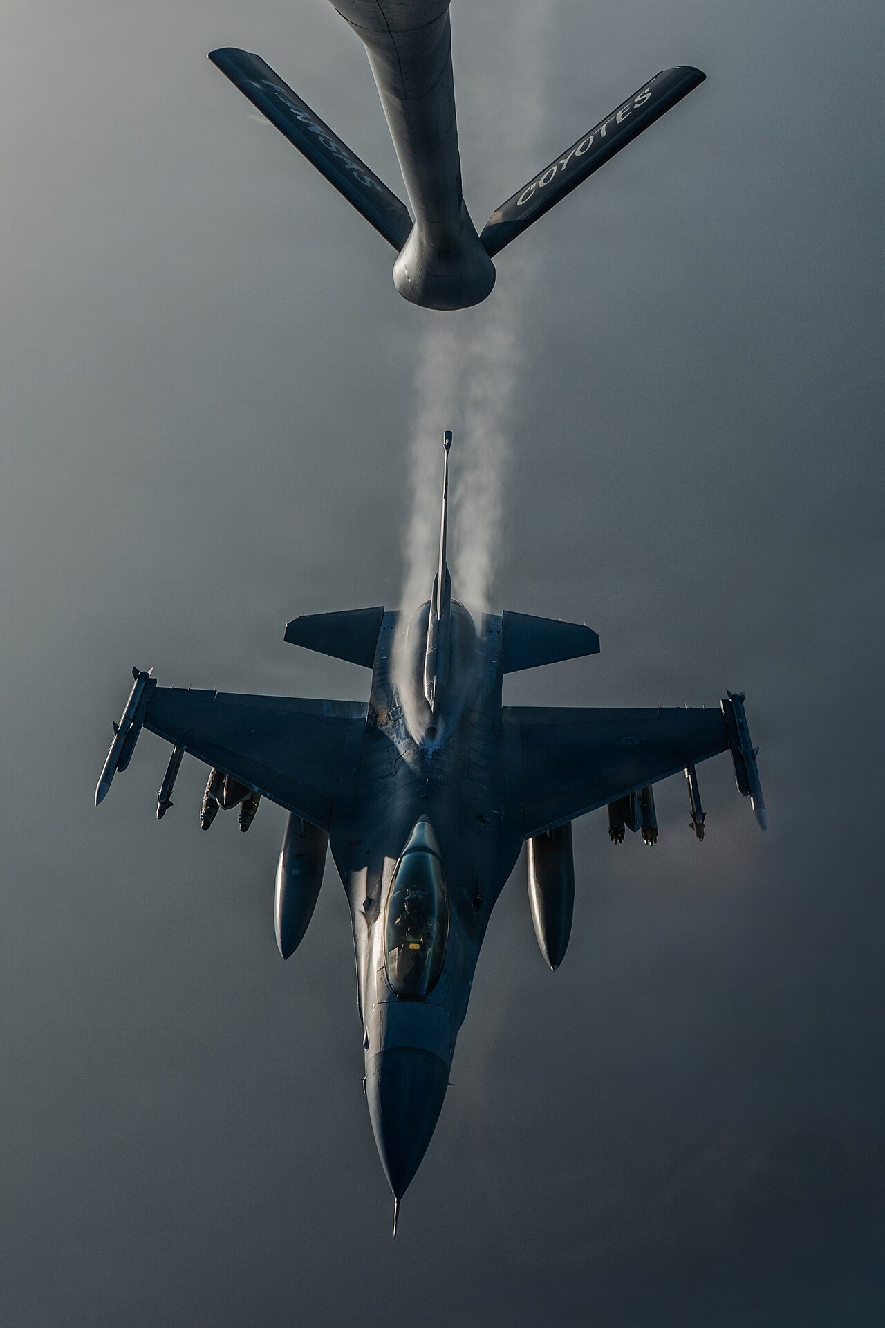 Reabastecimiento de combustible de un KC-135 Stratotanker sobre el área del Comando Central de los Estados Unidos. Reabastecimiento de combustible en vuelo mediante el avión cisterna KC-135 Stratotanker de la Fuerza Aérea de los Estados Unidos