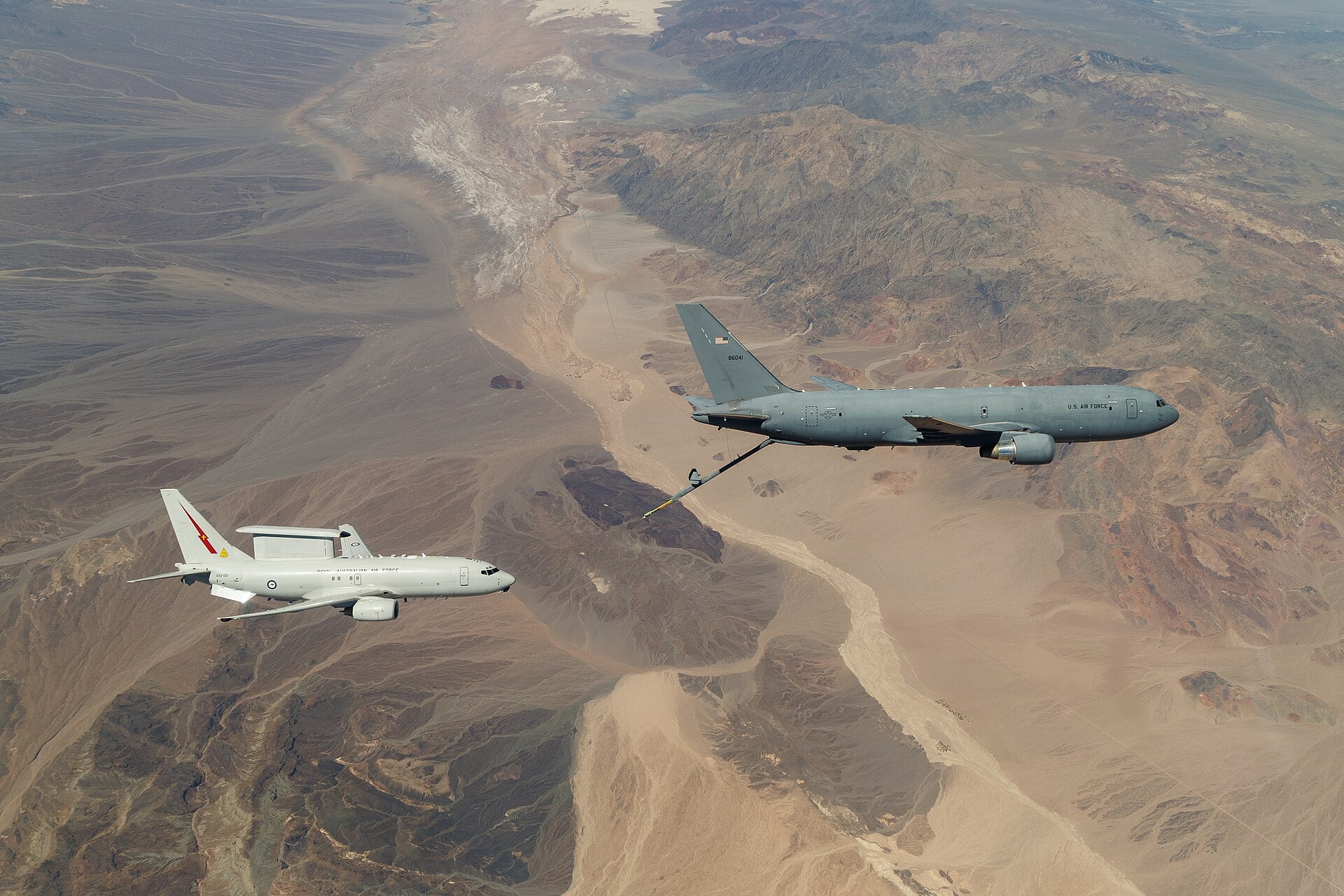 Un KC-30A della RAAF effettua il rifornimento in volo con un KC-46 dell'USAF durante le prove del 2025.