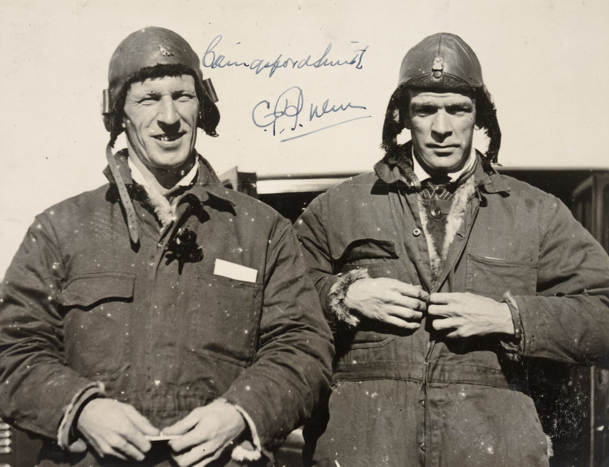 Kingsford Smith (a sinistra) e il copilota Charles Ulm dopo il volo transpacifico. I due avrebbero poi fondato insieme una compagnia aerea australiana.