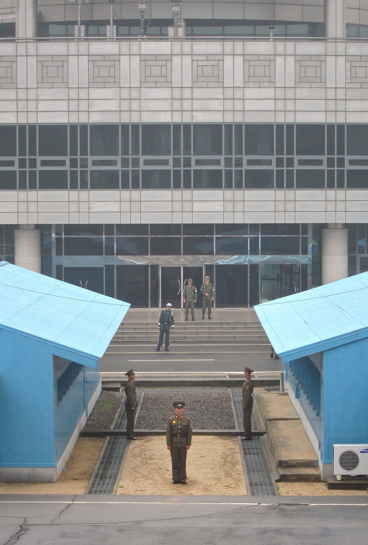 Puesto de guardia en la frontera intercoreana Soldados que custodian la frontera intercoreana