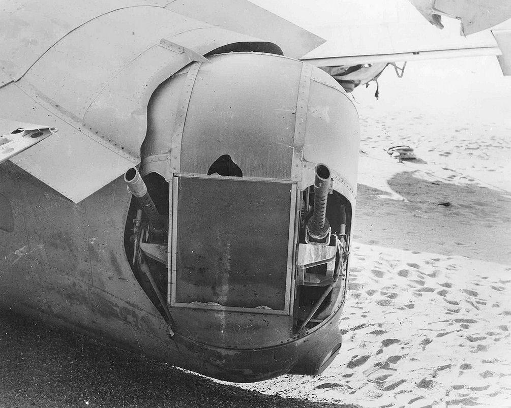 Blick vorbei am Heckgeschützturm des B-24-Wracks „Lady Be Good“ in der Wüste