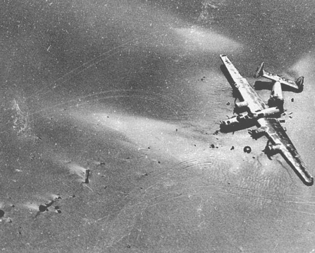 Die Trümmer der B-24D Lady Be Good liegen in zwei Teilen zerbrochen in der libyschen Wüste.