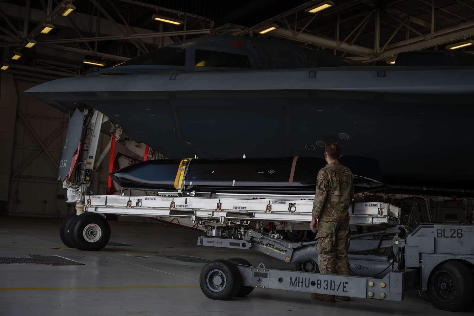AGM-158C LRASM cargado en la base aérea de Whiteman para el B-2