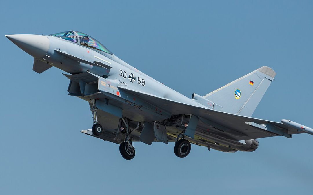 Deutschlands erster Quadriga Eurofighter fliegt
