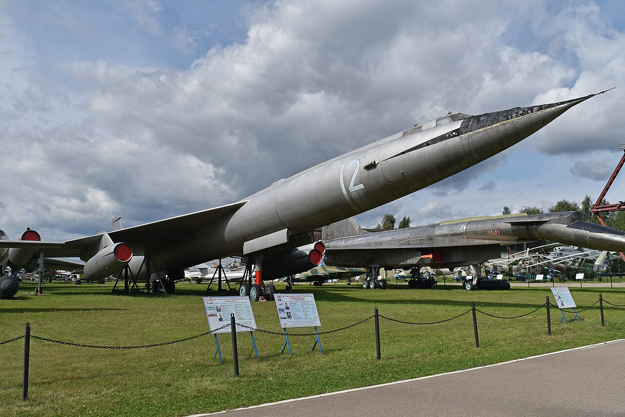 L'unico Myasishchev M-50 Bounder, lato numero 12, conservato a Monino
