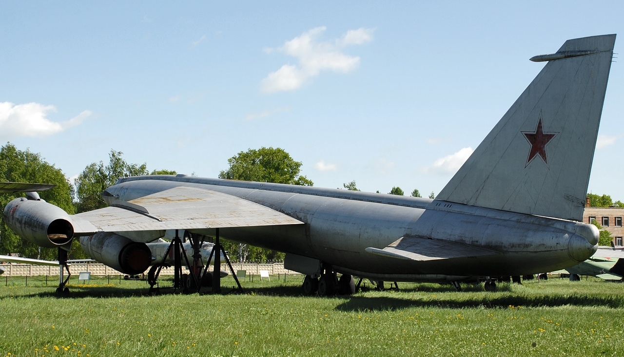 Vista laterale del Myasishchev M-50 Bounder