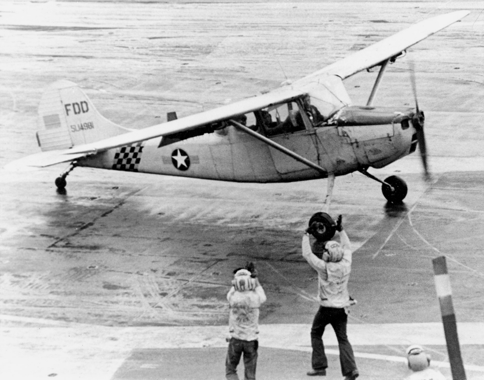 El comandante Buang-Ly aterriza su O-1 Bird Dog en el USS Midway.