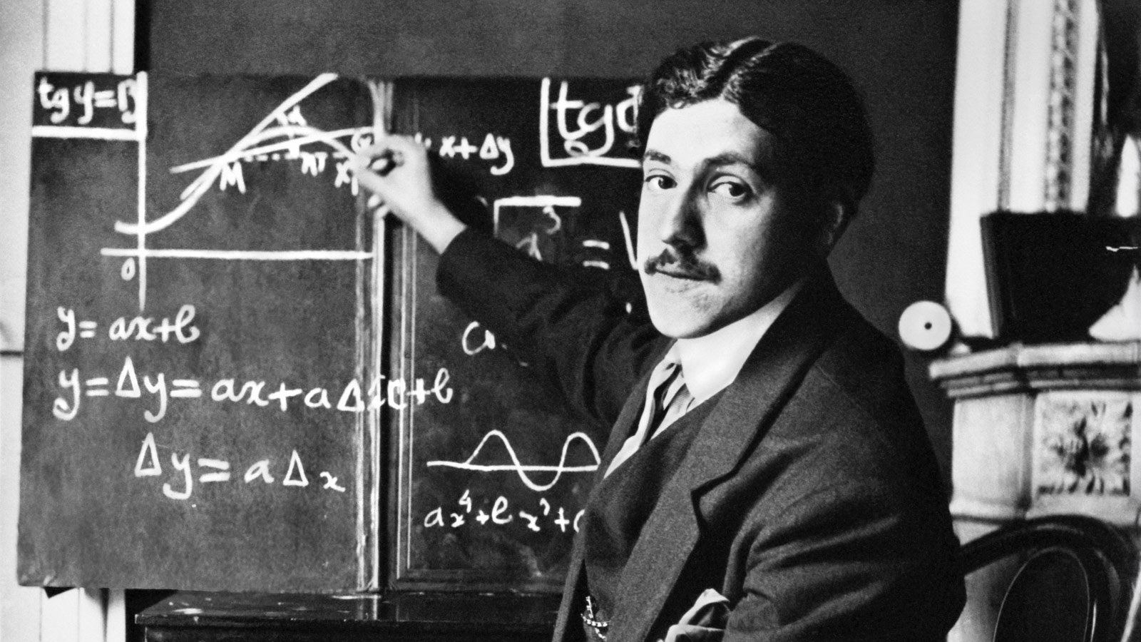 pizarra de Marcel Dassault Bloch, joven ingeniero Pizarra de Marcel Dassault Bloch, joven ingeniero.
