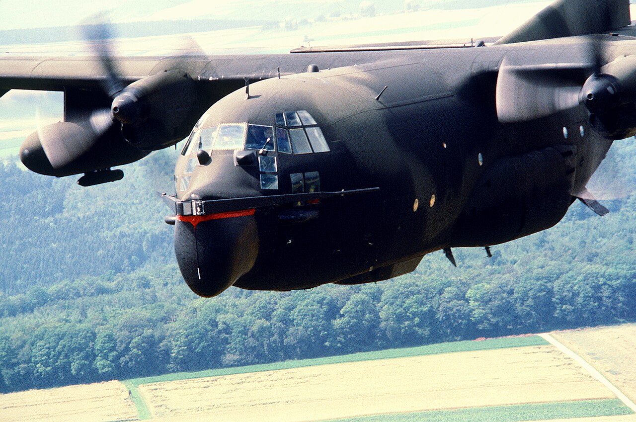 Nahaufnahme der V-förmigen Fulton-Bergevorrichtung, die an der Nase einer MC-130E Combat Talon angebracht ist