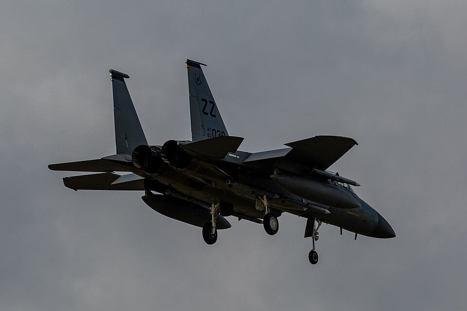 L'aquila che non ha mai perso una battaglia A U.S. Air Force F-15C Eagle from Kadena Air Base banking over the Pacific — the pure air-superiority fighter in its element. U.S. Air Force photo