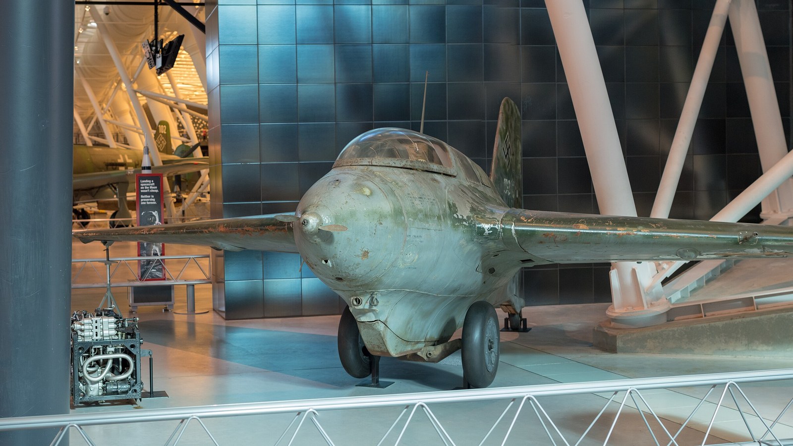 Il caccia a razzo Messerschmitt Me 163 Komet è esposto al Centro Udvar-Hazy.