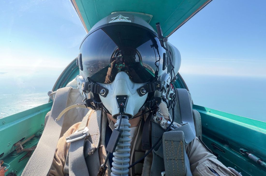 A passenger in the turquoise rear cockpit of a MiG-21 on a supersonic flight