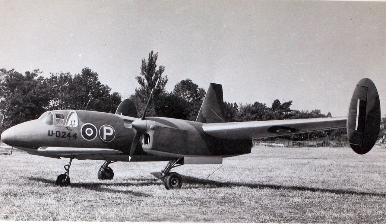 The Miles M.39B Libellula, scale model of a tandem-wing bomber