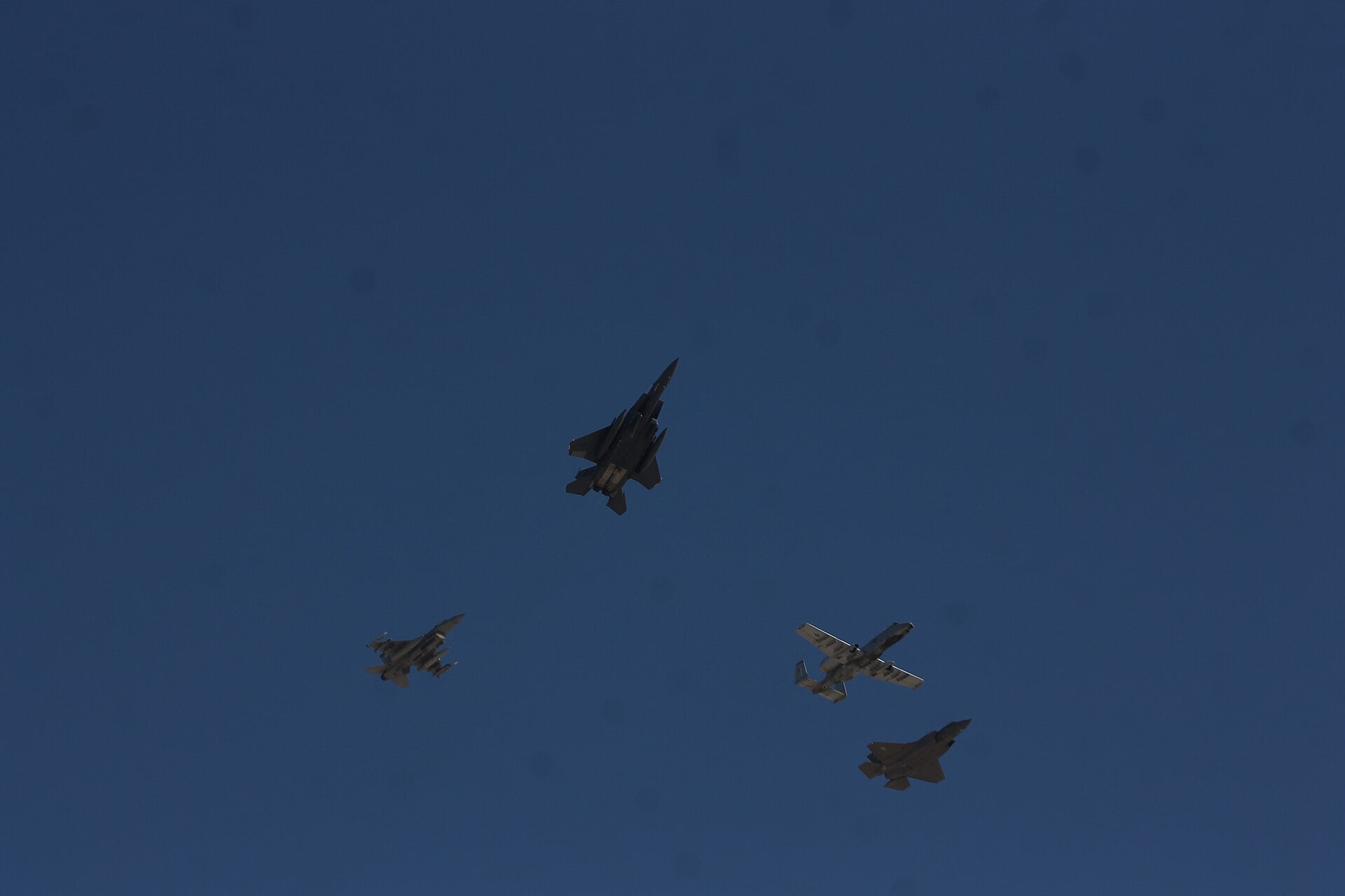 Un F-15E se aleja de la formación en el homenaje al hombre desaparecido en Aviation Nation 2019.