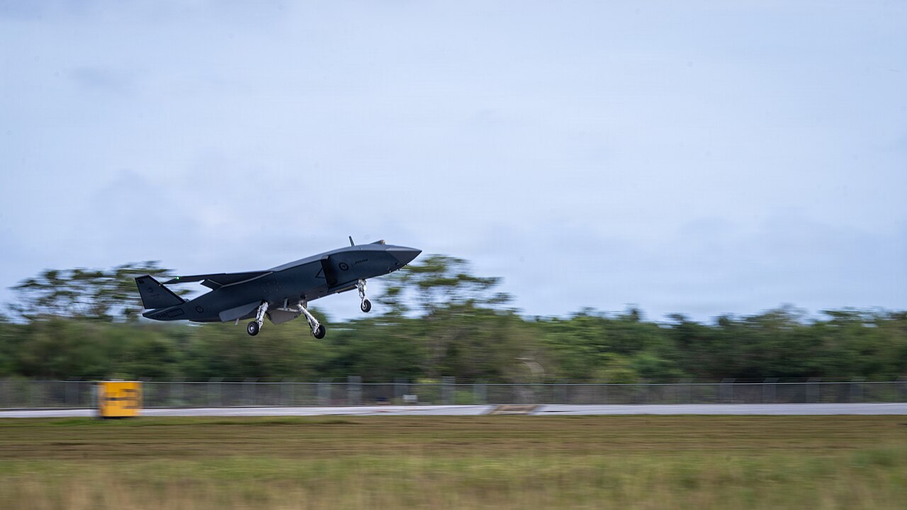 Un Boeing MQ-28 Ghost Bat in fase di decollo durante l'esercitazione Valiant Shield 2026 a Rota.