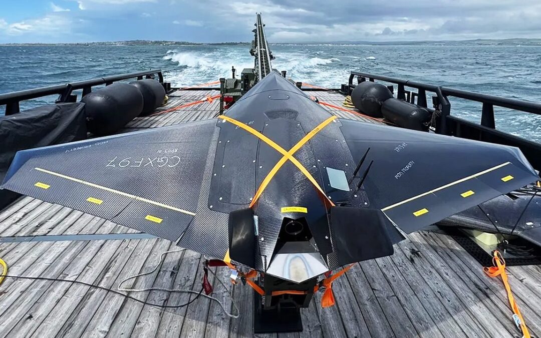 Un dron kamikaze despega desde un buque de guerra.