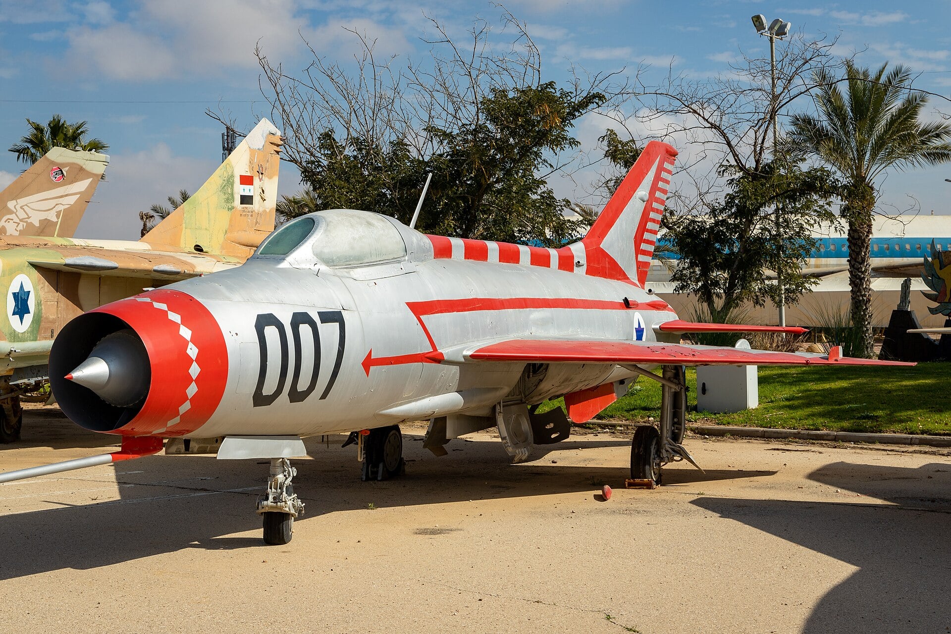 Die irakische MiG-21F-13 mit der Nummer 007, die von Munir Redfa im Rahmen der Operation Diamond nach Israel geflogen wurde, befindet sich im israelischen Luftwaffenmuseum Hatzerim.