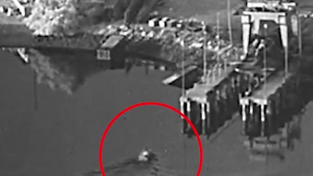 Corsair-Drohnenboot nähert sich dem Pier in Bandar Abbas