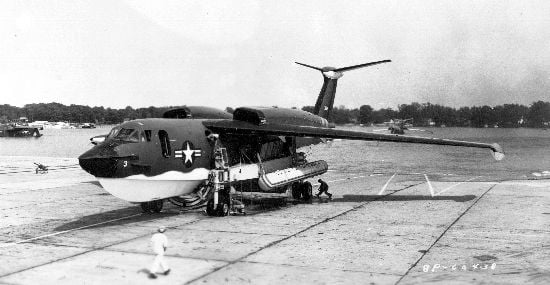 Il P6M-2 SeaMaster sulla rampa di alaggio.