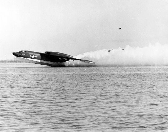 Il P6M SeaMaster decolla tra gli spruzzi.