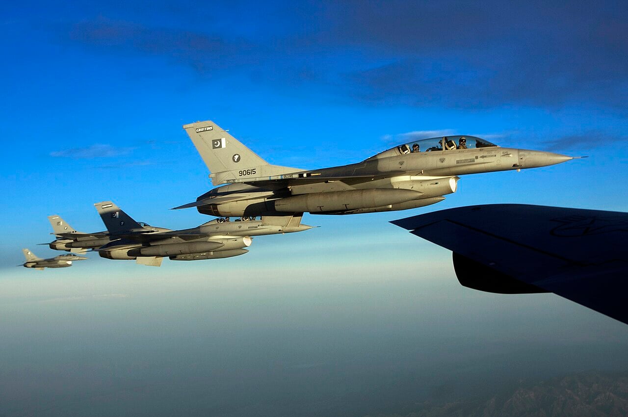 Pakistan Air Force F-16 Fighting Falcons in formation