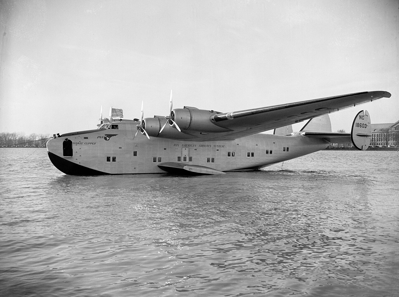 Un idrovolante Pan American Boeing 314 Clipper, dello stesso tipo del Pacific Clipper