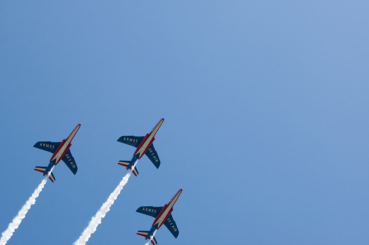 La Patrouille de France sobrevuela París durante el desfile aéreo del Día de la Bastilla.