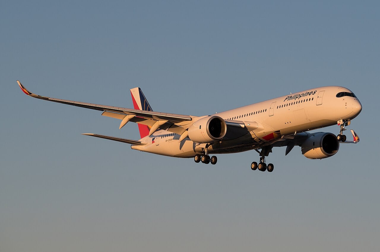 Un Airbus A350-900 della Philippine Airlines con la livrea PAL.