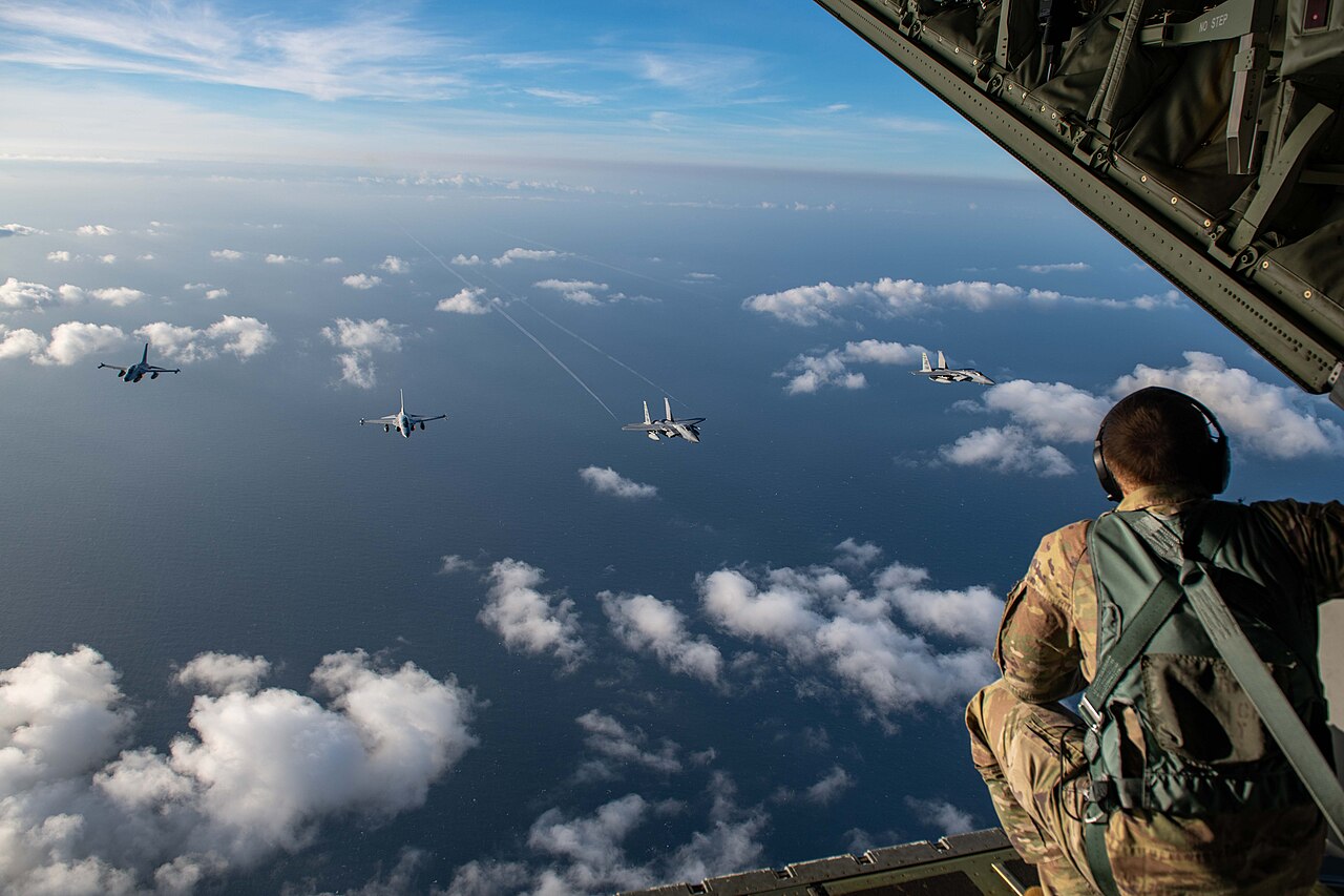 Des avions de combat FA-50 Fighting Eagle de l'armée de l'air philippine survolent la mer de Chine méridionale.