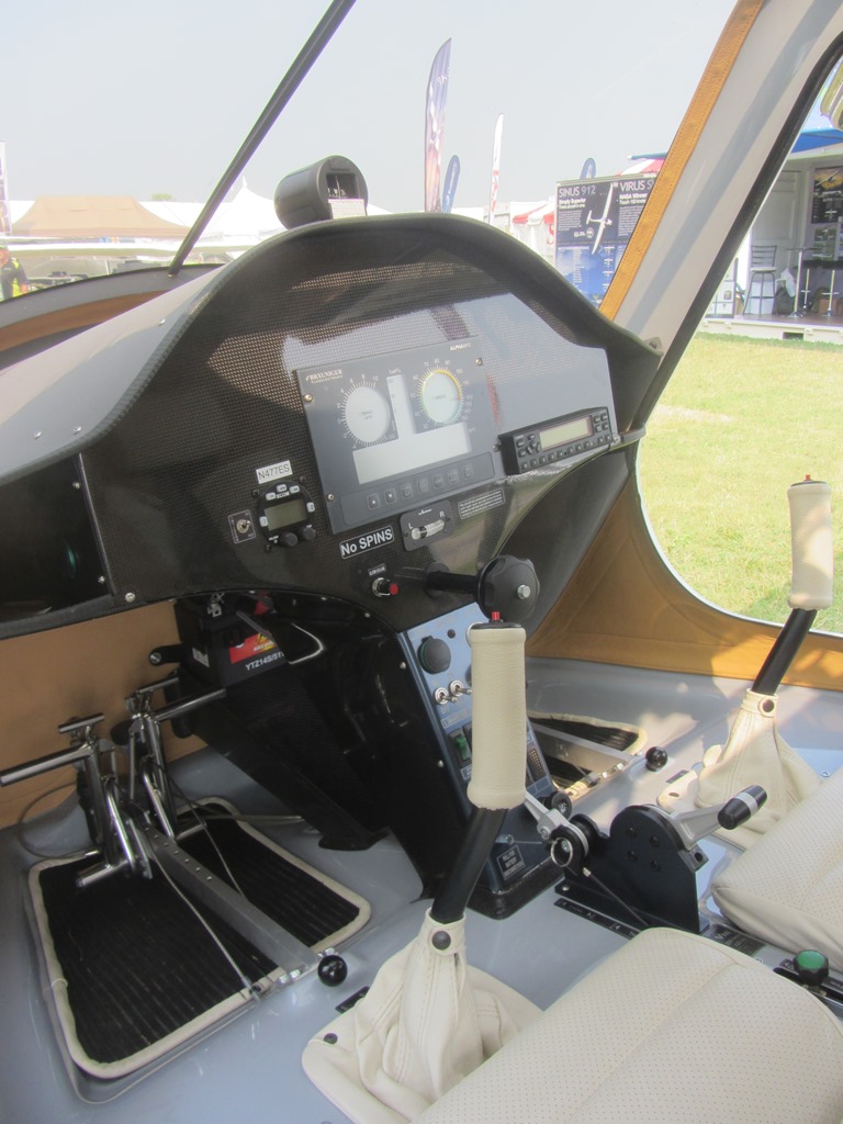 Cockpit tout écran d'un avion de sport léger Pipistrel