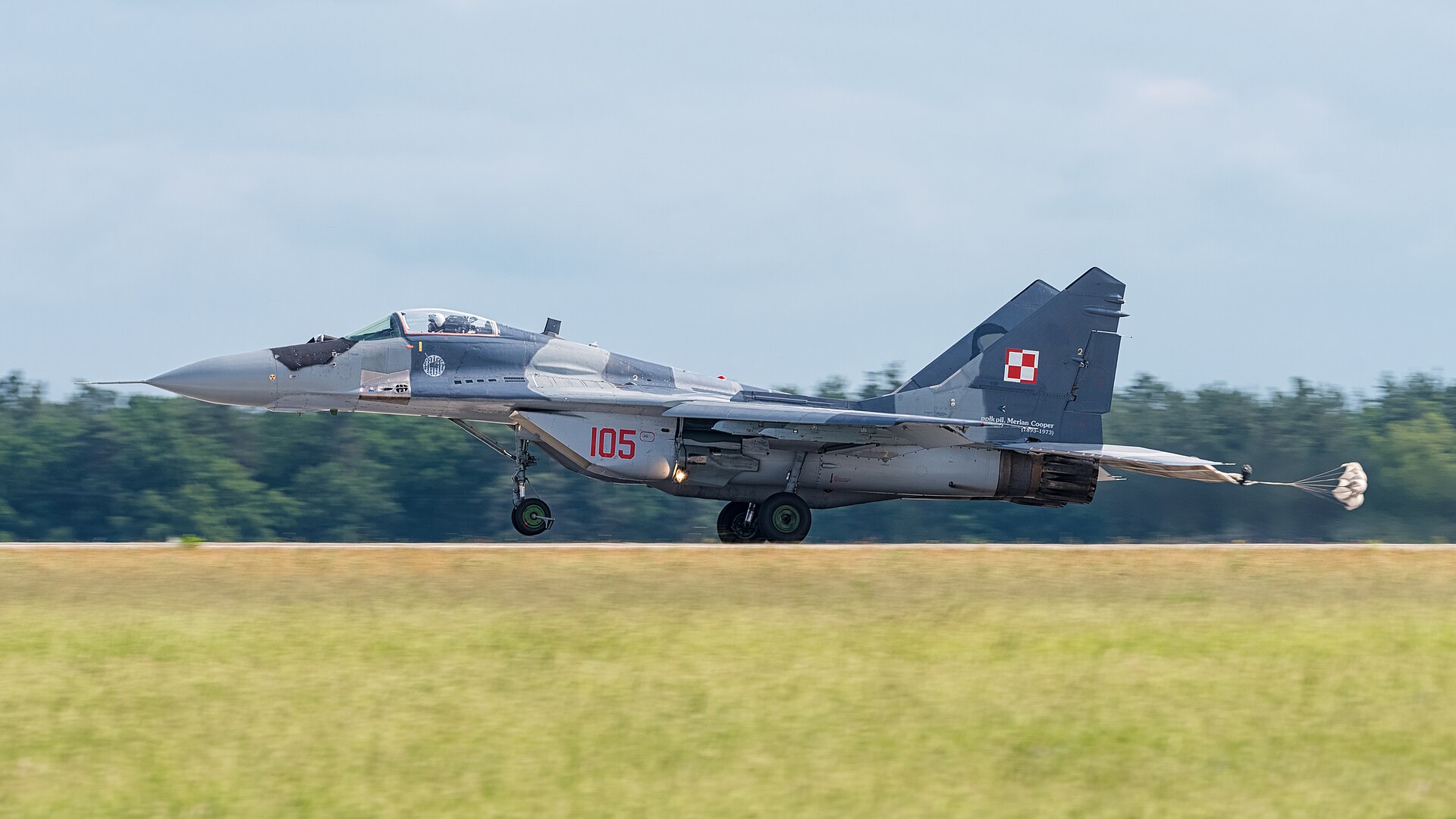 Polnische MiG-29A Fulcrum der Luftwaffe mit Schachbrettmuster-Abzeichen im Flug