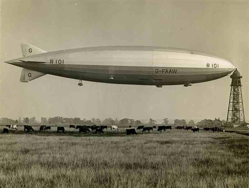 L'R101 era ormeggiato al pilone di Cardington. Per decollare per il suo ultimo volo, il velivolo, sovraccarico, dovette scaricare gran parte della zavorra d'acqua di emergenza.