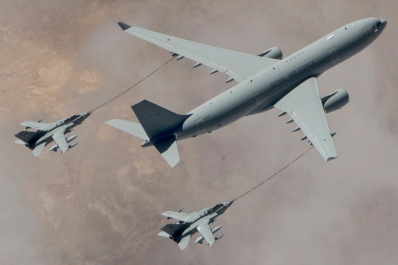 Eine RAF Voyager KC3 betankt zwei Tornado GR4 mit Schlauch und Fangtrichter.