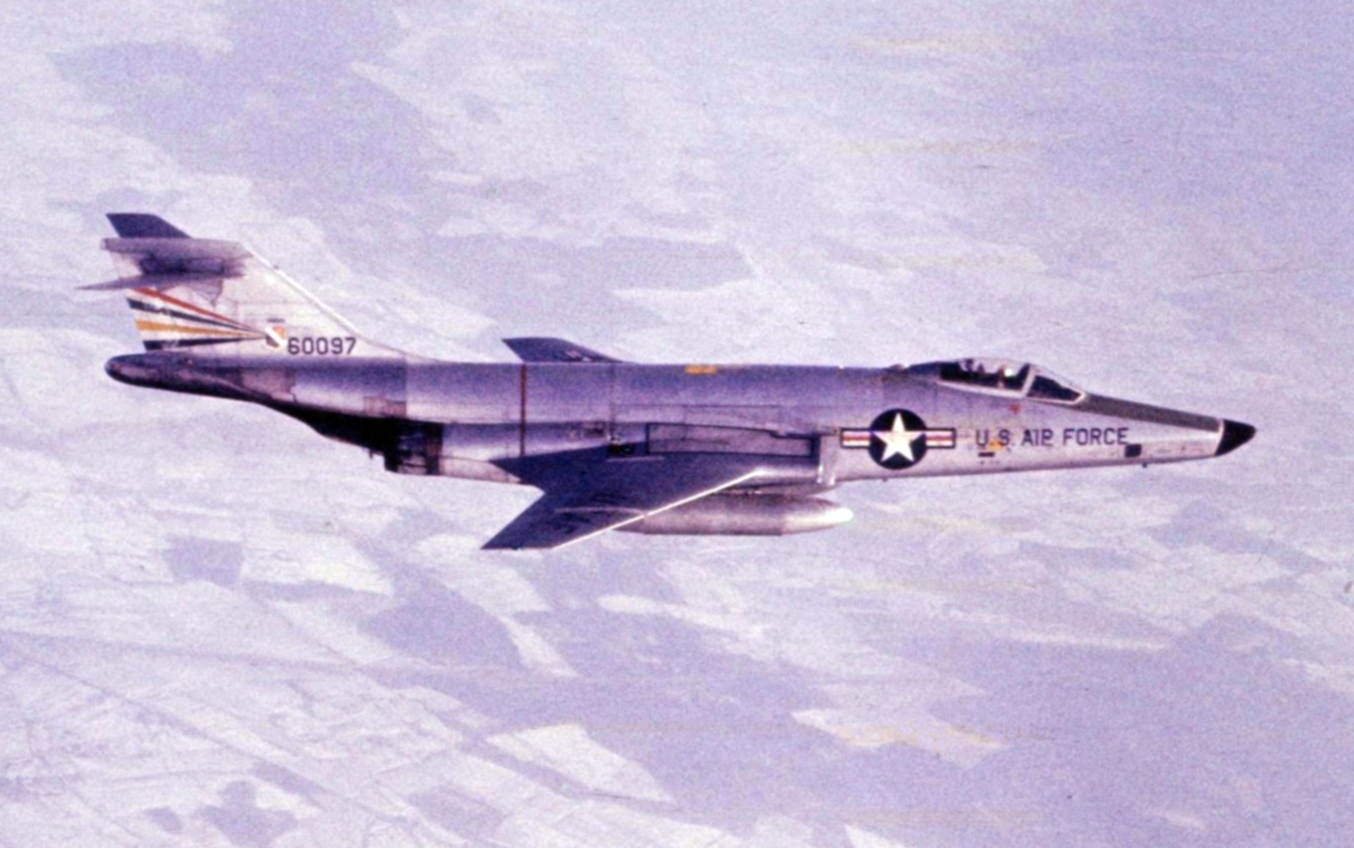 Un avion de reconnaissance photographique RF-101C Voodoo en vol