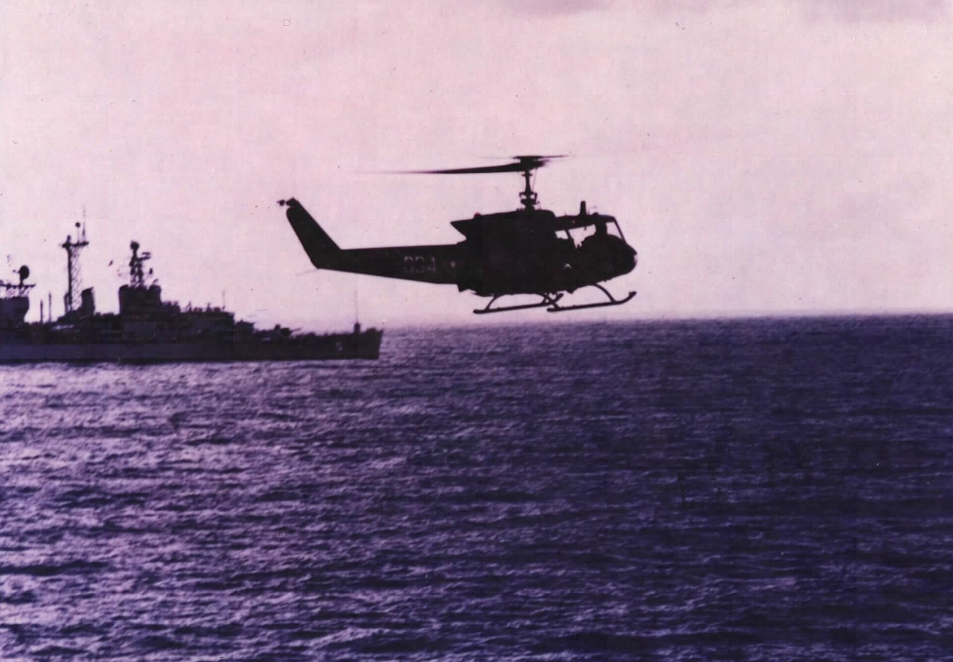 Un helicóptero UH-1 Huey survietnamita se aproxima al USS Oklahoma City durante la caída de Saigón, abril de 1975.