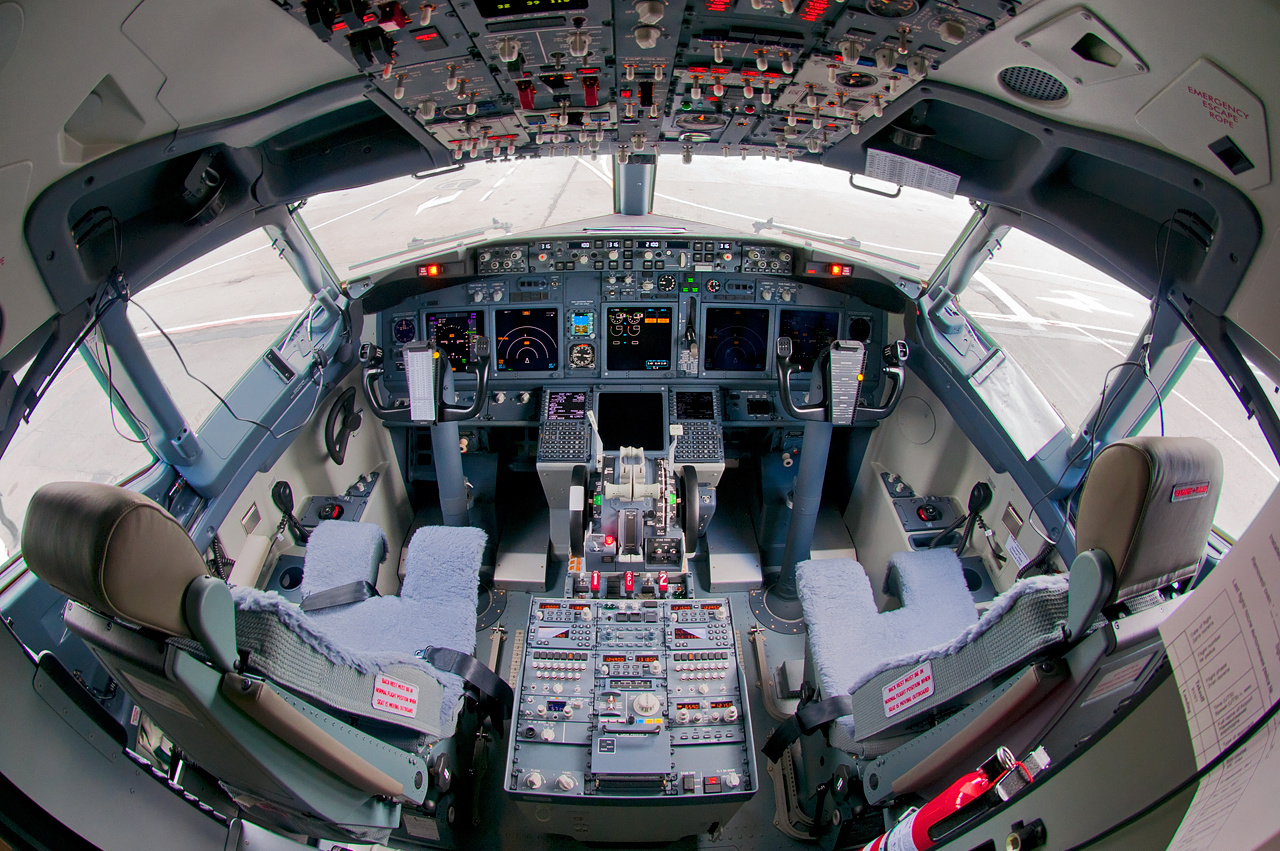 Cabina di pilotaggio del Boeing 737-800 della S7 Airlines