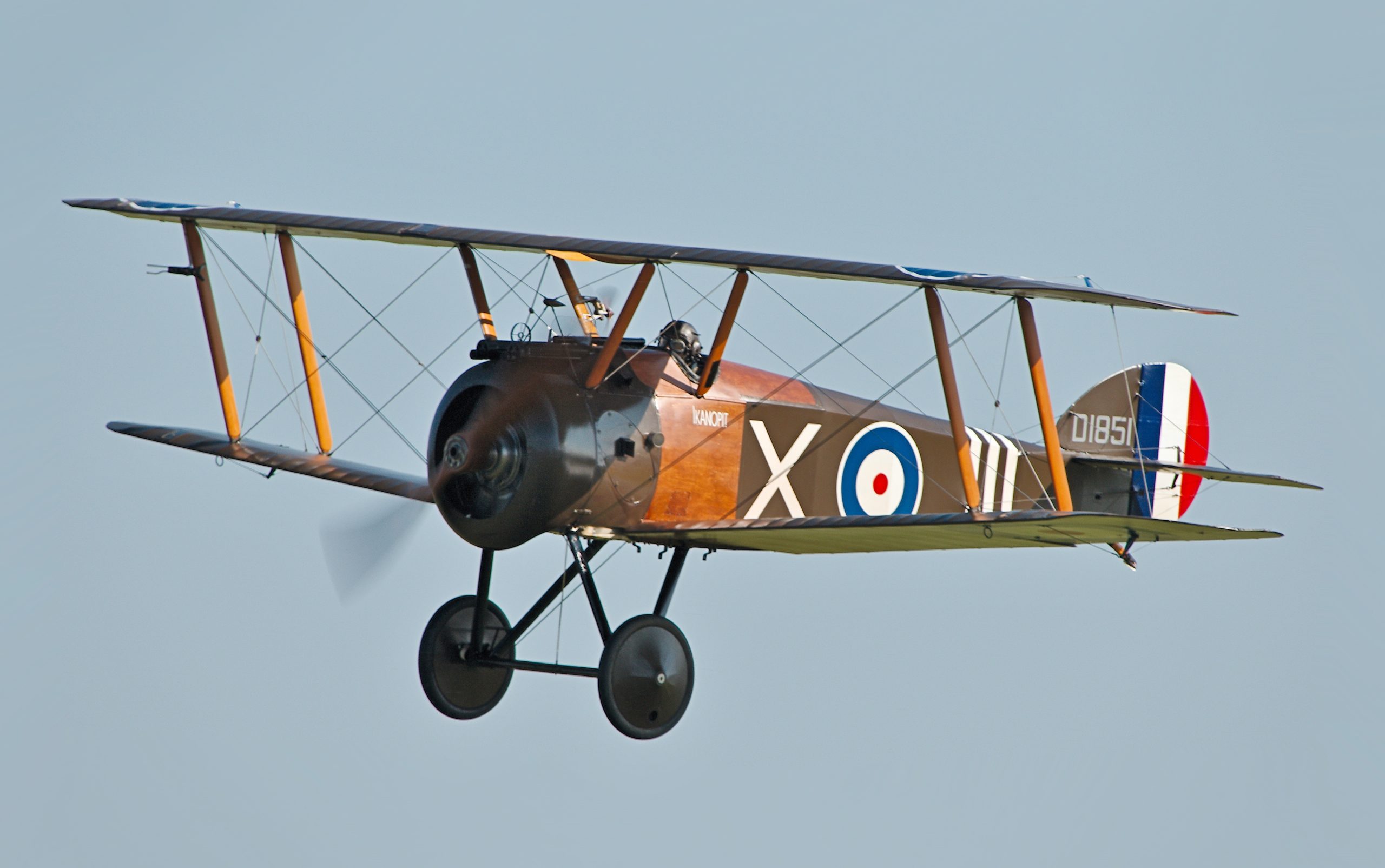 Un aereo Sopwith Camel in volo durante una manifestazione aerea.