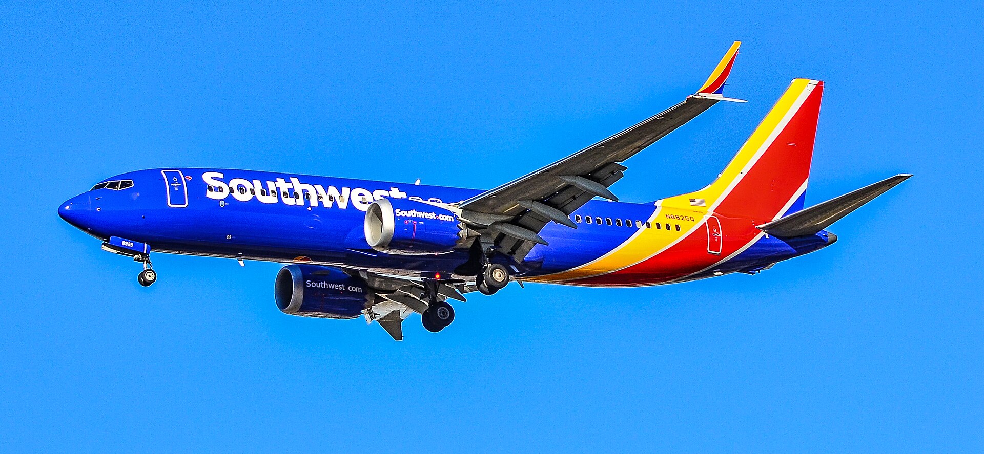 Boeing 737 MAX 8 de Southwest, N8825Q El Boeing 737 MAX 8 de Southwest, matrícula N8825Q, fue el avión involucrado en el incidente de giro holandés de mayo de 2024.