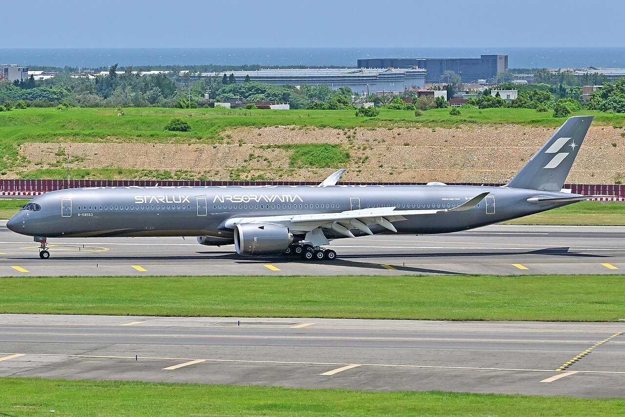 starlux-airsorayama-a350-1000-phoenix