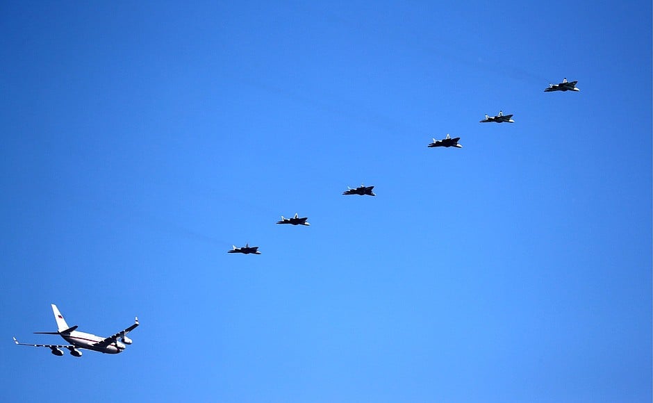 Una formazione di caccia Sukhoi Su-57 di quinta generazione