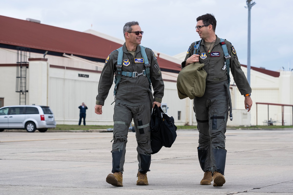 Il capo di stato maggiore dell'aeronautica militare si dirige verso un T-7A Red Hawk.