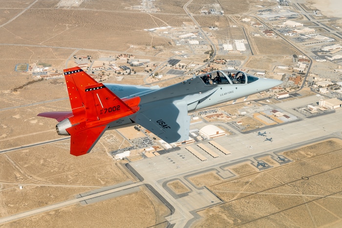 Test di volo del velivolo T-7A Red Hawk presso la base aerea di Edwards.